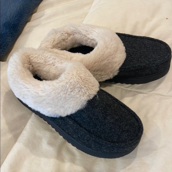 Dearfoams Women's Slippers in Black and Cream - Picture 1 of 7